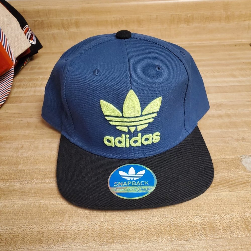 Adidas Snapback hat like new